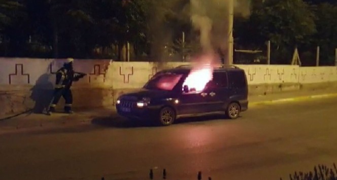Karaman’da park halindeki hafif ticari araç yandı