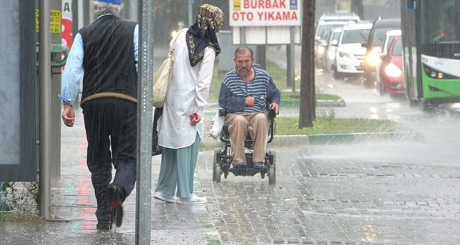 Bursa'da sağanak yağış altında engelli adamın zor anları