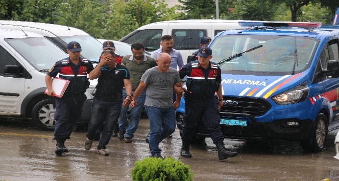 Kocaeli’de NATO boru hattından 2 ton yakıt çalan 5 kişi yakalandı