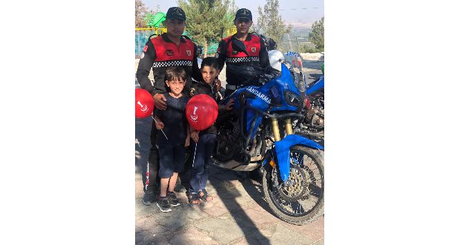 Jandarma çocuklara balon dağıttı