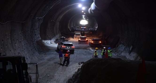 Vali Hasan Karahan 4 kenti birbirine bağlayacak, Honaz Tüneli’nin tamamlanan sol tüpünden araçla geçti