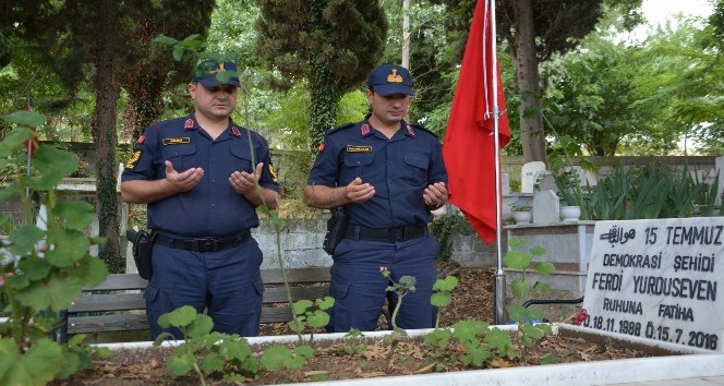 Komutanlar 15 Temmuz şehidini mezarının başında ziyaret ettiler