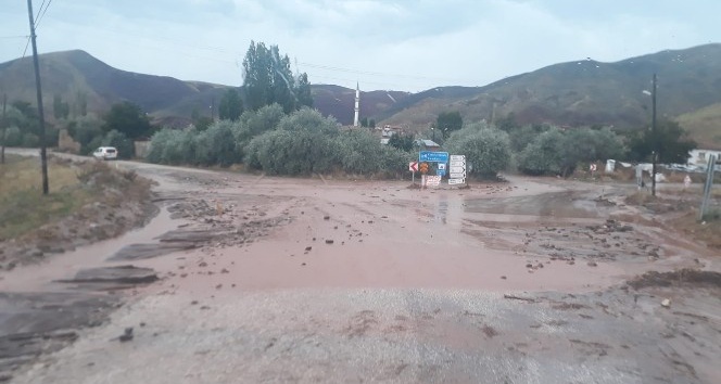 Sel suları Sungurlu-Çankırı yolunu trafiğe kapattı