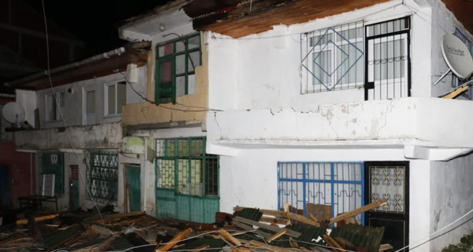 Şiddetli fırtına evlerin çatılarını uçurdu