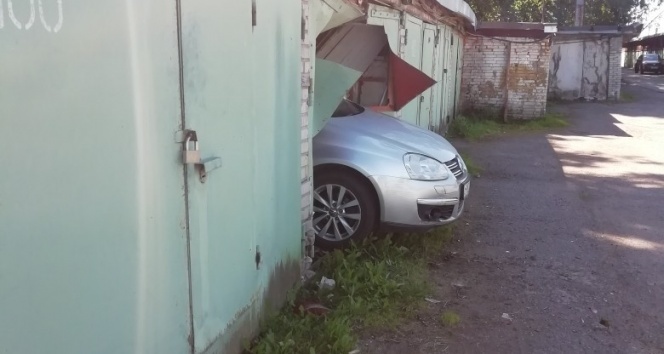 Rus sürücü yanlışlıkla komşusunun garajına daldı