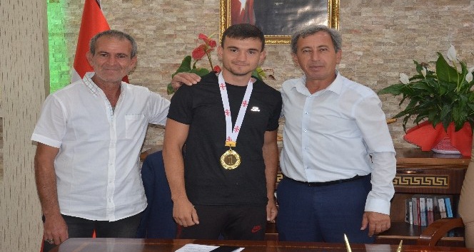 Ağırlığının 3 katını kaldıran Eskişehirli milli sporcu Başkan Durgut’u ziyaret etti