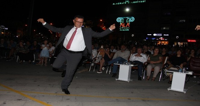 Başkan Öküzcüoğlu TSM konserinde zeybek oynadı