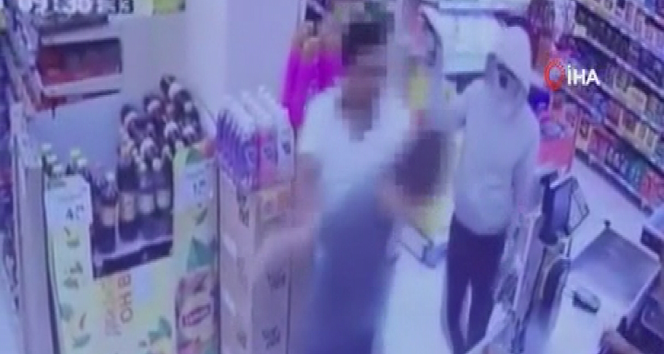 Sultangazi’de silahlı 4 kişinin market soyduğu o anlar kamerada