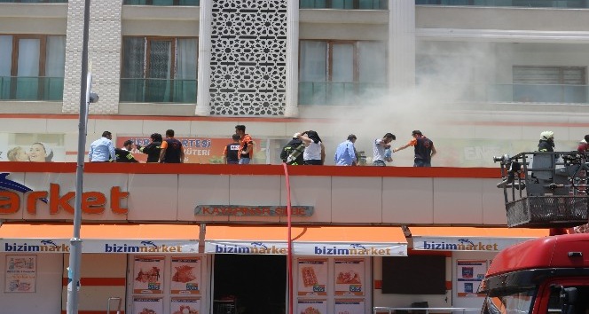 Yangından çıkan dumandan etkilenen vatandaşlara ambulansta müdahale edildi