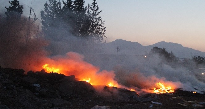 Antalya’da atık malzeme yangını korkuttu