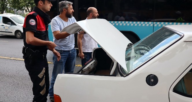 Taksim’deki uygulamada ‘Şans’ isimli narkotik köpeğiyle araçlar didik didik arandı