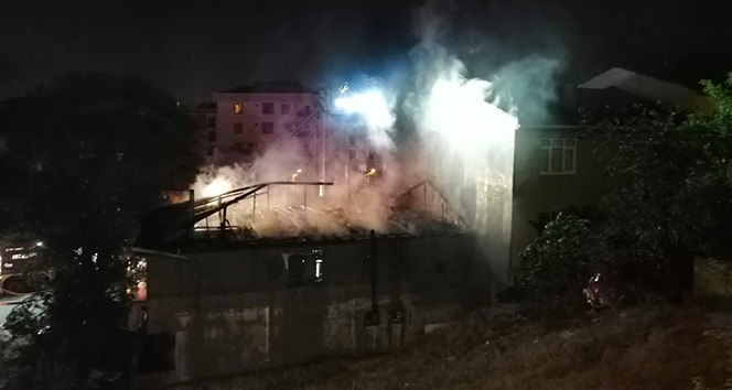 Sultanbeyli&#039;de metruk evde yangın çıktı