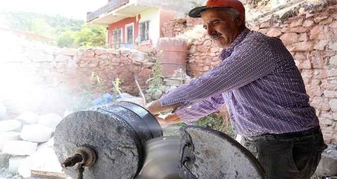 Ekmeğini taştan çıkarıyor