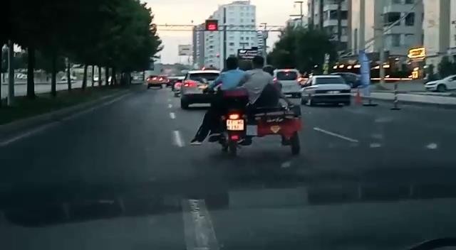 Diyarbakır’da 3 tekerlekli motosiklette tehlikeli yolculuk