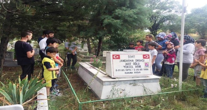 Kaymakam Okatan, öğrencilerle şehit askerin mezarını ziyaret etti