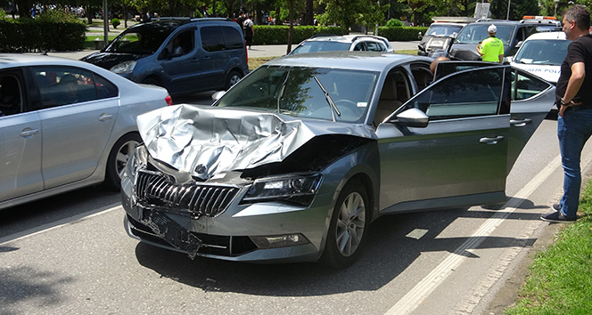 Zırhlı özel hareket aracına çarpan otomobilde büyük hasar meydana geldi