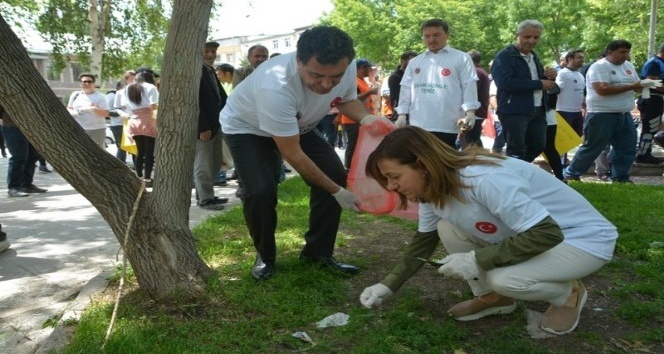 Ardahan’da çevreyi koruma farkındalığı çöp toplama etkinliği