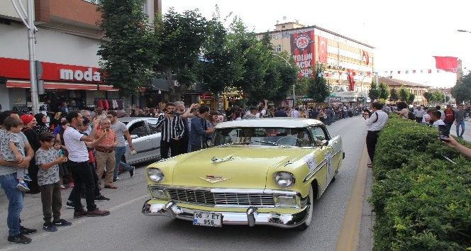 Klasik otomobil tutkunları Hititlerin başkentinde buluştu