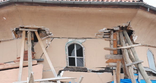 Heyelan yüzünden restorasyonu geciken cami yıkılmak üzere