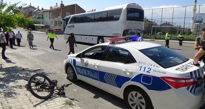 Servis otobüsüne çarpan bisiklet sürücüsü çocuk yaralandı
