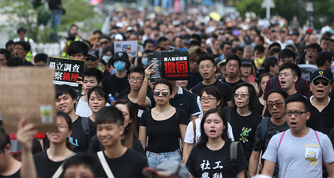 Hong Kong&#039;da protestocular banliyöye indi
