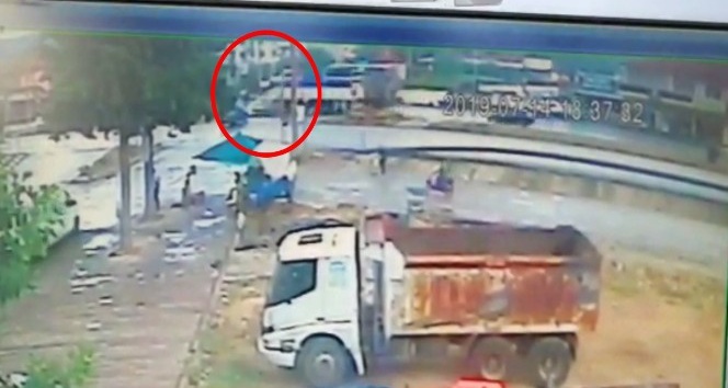 Manisa’da kavşaktaki kaza güvenlik kamerasına yansıdı