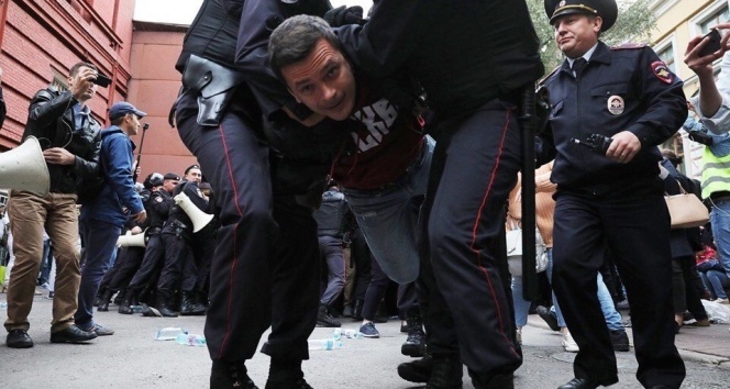 Rusya&#039;da yerel seçimler öncesi protesto: 25 gözaltı