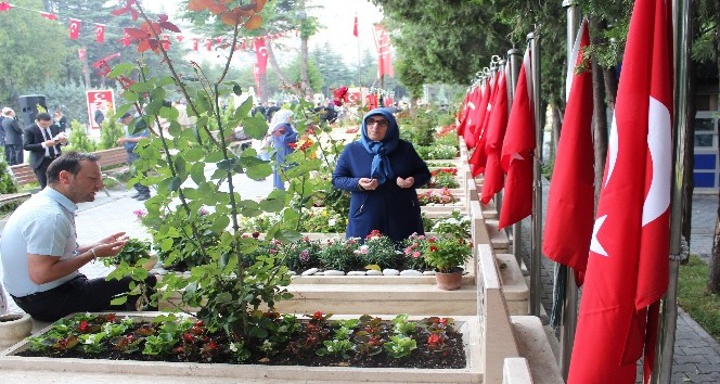 15 Temmuz şehitleri Karşıyaka Mezarlığı’nda anıldı