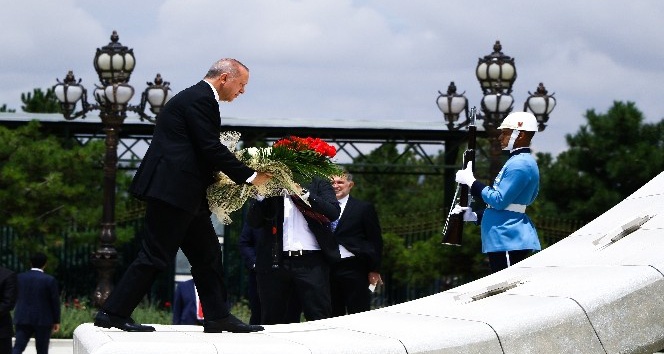 Cumhurbaşkanı Erdoğan, şehitler anıtına çiçek bıraktı