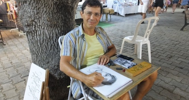 Burhaniye Ören’de 6 yıldır portre çizerek ekmeğini kazanıyor