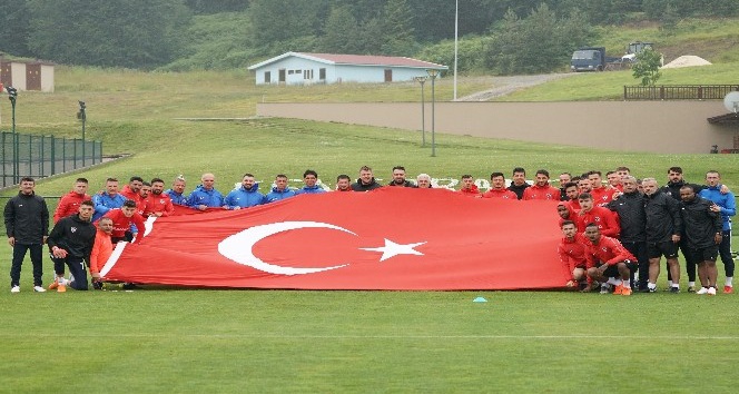 Futbolcular dev Türk Bayrağı ile poz verdi
