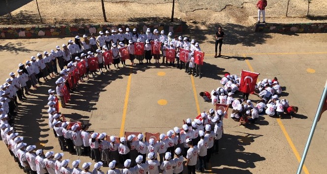 15 Temmuz tişörtü giyen öğrenciler, Türk bayrağı figürü oluşturdu