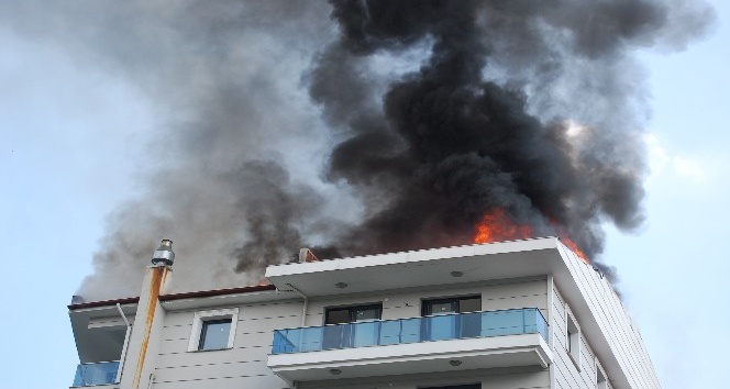 Manisa’da 5 katlı binanın çatısı alev alev yandı