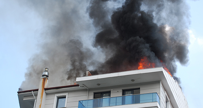 Manisa’da 5 katlı binanın çatısı alev alev yandı