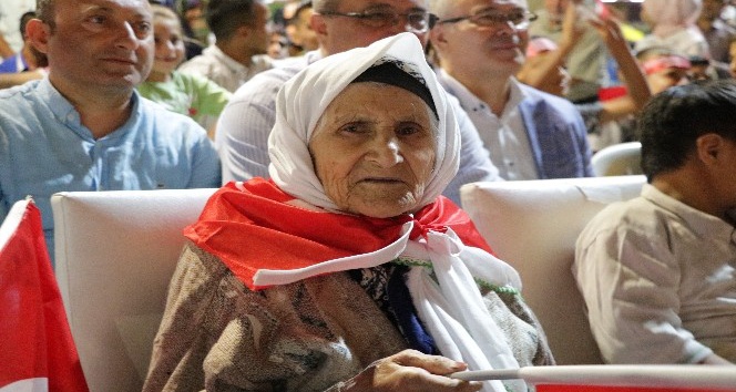 106 yaşında demokrasi nöbetine katıldı
