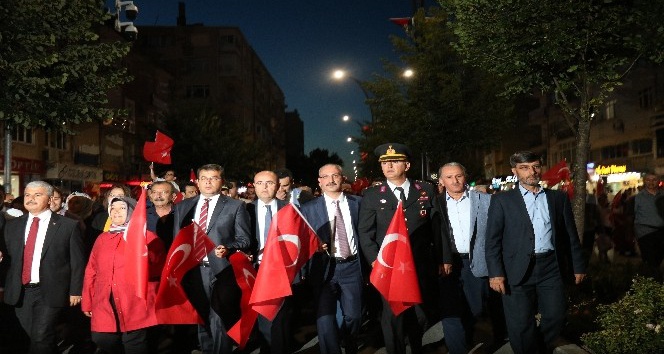 Kırşehir’de halk Cacabey Meydanı’nda darbecilere karşı yürüdü