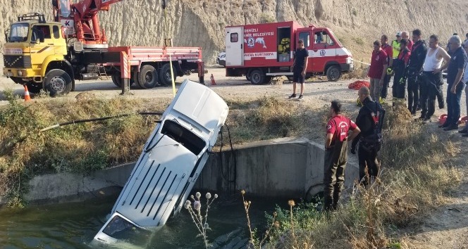 Otomobil sulama kanalına uçtu: 2 ölü