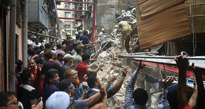 Hindistan’da bina çöktü: 12 ölü, 30 kişi enkaz altında