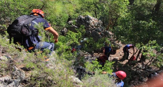 150 metrelik kanyondaki ceset 4 saate çıkarıldı, oğlu kayıp olan baba gözyaşlarına hakim olamadı