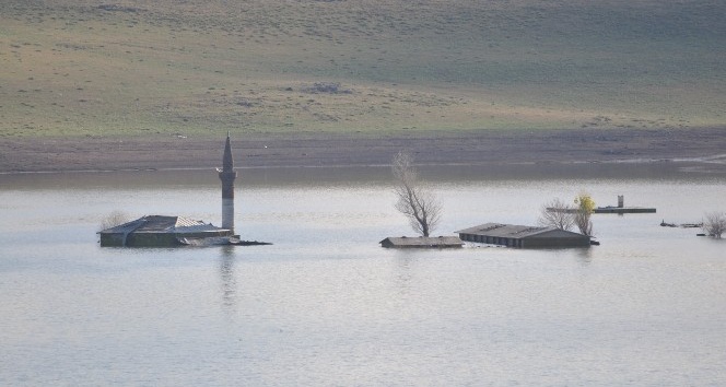 Baraj Gölü’nde sular çekilince cami ve oku ortaya çıktı