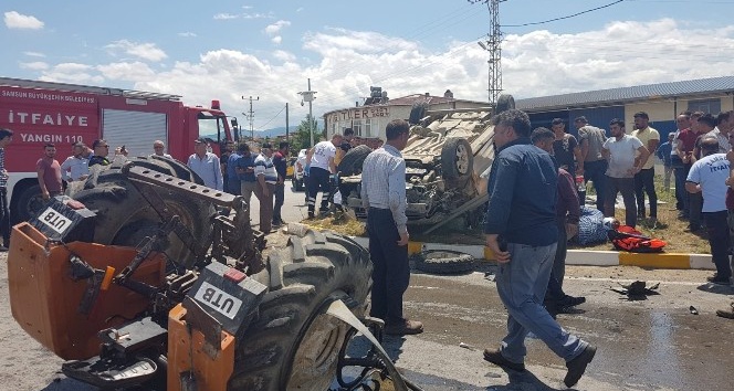 Traktör ile hafif ticari araç çarpıştı: 2’si çocuk 9 yaralı