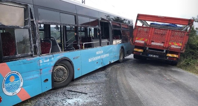 Tarsus’ta belediye otobüsü kaza yaptı: 2 yaralı