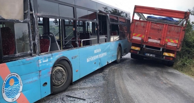 Tarsus&#039;ta belediye otobüsü kaza yaptı: 2 yaralı