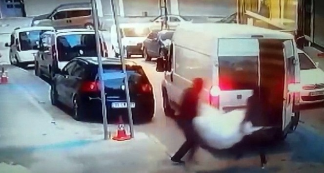 (Özel) Arnavutköy’de şok eden hırsızlık.. 8 kişi gelip iş yerini soydular