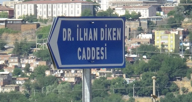 Valiliğin kararına rağmen HDP’li belediye tabelayı değiştirdi