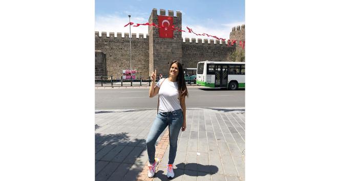 Kayserisporlu taraftarlardan Dorothee Poulain’e ’Süpersin Yenge!’