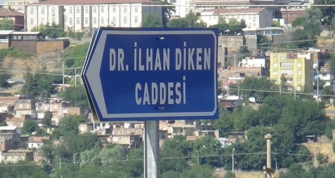 Skandal olay! Valiliğin kararına rağmen HDP&#039;li belediye tabelayı değiştirdi