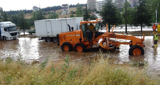 Uşak-Ankara karayolu yağış nedeniyle trafiğe kapandı