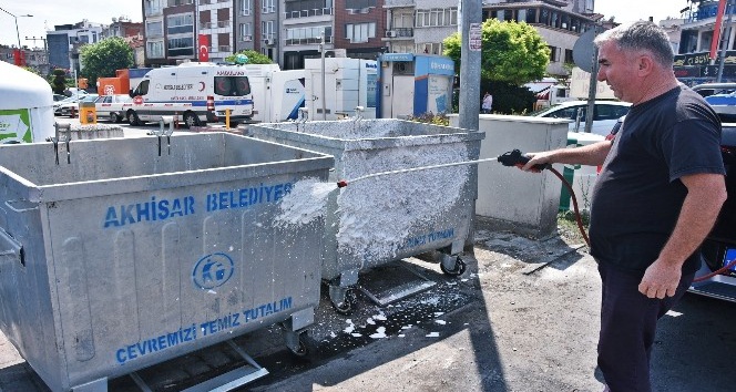 Daha temiz bir Akhisar için çöp konteynerleri temizleniyor