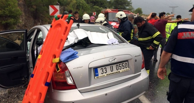 Antalya&#039;da otobüs, otomobil ile çarpıştı: 3 yaralı